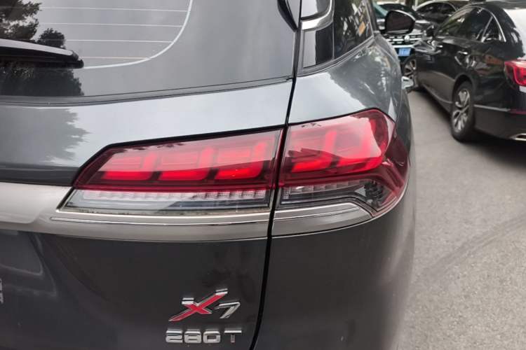 Used CHANGAN OSHAN X7 2021 1.5T Space Freedom Edition with Automatic Parking and Facial Recognition Right Rear Taillight