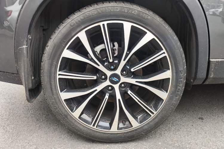 Used CHANGAN OSHAN X7 2021 1.5T Space Freedom Edition with Automatic Parking and Facial Recognition Right Rear Wheel Hub
