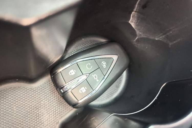 Used CHANGAN OSHAN X7 2021 1.5T Space Freedom Edition with Automatic Parking and Facial Recognition Vehicle Key
