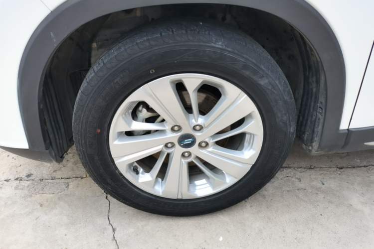 Used CHANGAN OSHAN X7 2021 1.5T Manual Comfort Model Left Front Wheel Hub