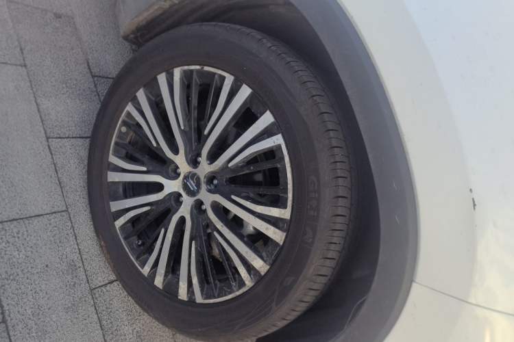 Used CHANGAN OSHAN X7 2021 1.5T Automatic Luxury Model Right Front Wheel Hub