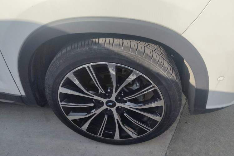 Used CHANGAN OSHAN X7 2021 1.5T Space Freedom Edition with Automatic Parking and Facial Recognition Right Front Wheel Hub
