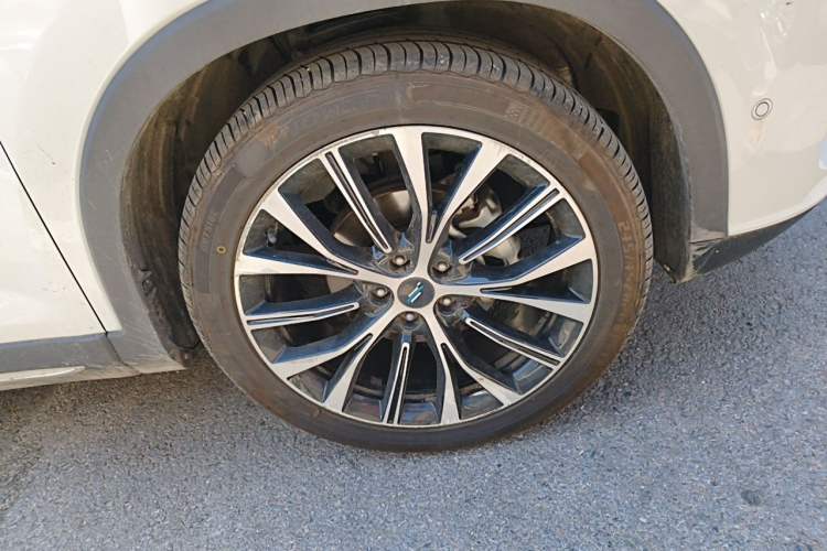 Used CHANGAN OSHAN X7 2021 1.5T Space Freedom Edition with Automatic Parking and Facial Recognition Right Front Wheel Hub