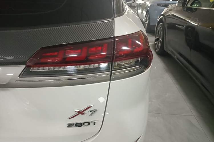 Used CHANGAN OSHAN X7 2021 1.5T Automatic Luxury Version Right Rear Taillight
