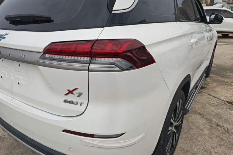 Used CHANGAN OSHAN X7 2021 1.5T Automatic Luxury Model Right Rear Taillight