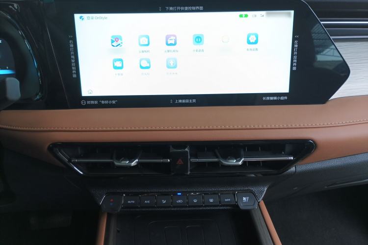 Used CHANGAN OSHAN X7 PLUS 2023 Enjoy Edition 1.5T Automatic Pilot Model 7 Seats Audio And AC Panel