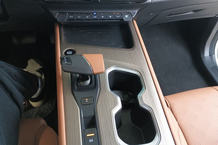 Used CHANGAN OSHAN X7 PLUS 2023 Enjoy Edition 1.5T Automatic Pilot Model 7 Seats Gear Lever