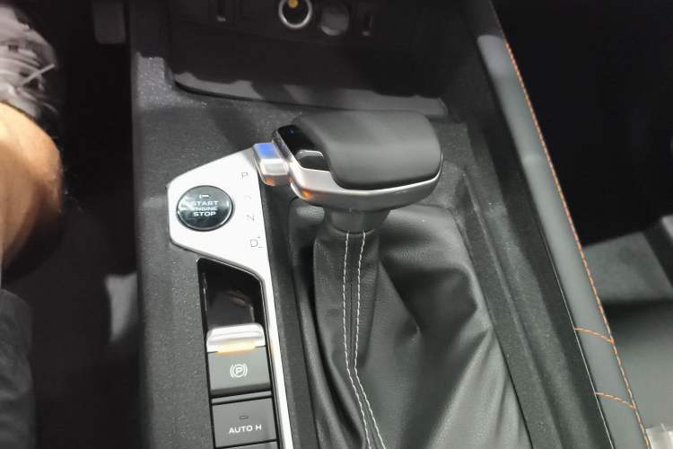 Used CHANGAN OSHAN X7 PLUS 2022 1.5T Blue Whale Edition Automatic Prestige Version Gear Lever