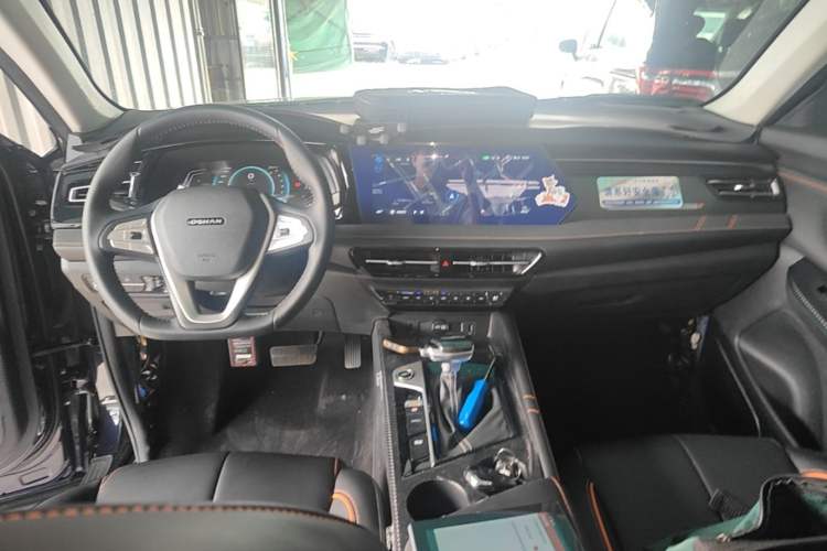 Used CHANGAN OSHAN X7 PLUS 2022 1.5T Blue Whale Edition Automatic Prestige 7-Seater Center Console