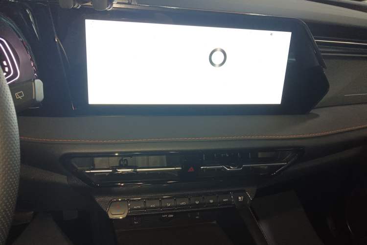 Used CHANGAN OSHAN X7 PLUS 2022 1.5T Blue Whale Edition Automatic ZhiZun Model Audio And AC Panel
