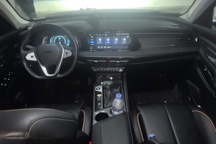 Used CHANGAN OSHAN X7 PLUS 2022 1.5T Blue Whale Edition Automatic Prestige Version Center Console