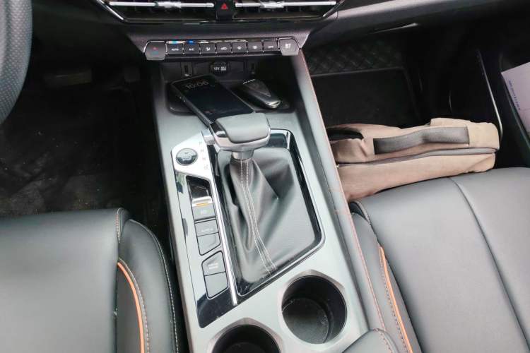 Used CHANGAN OSHAN X7 PLUS 2022 1.5T Blue Whale Edition Automatic Prestige Version Gear Lever