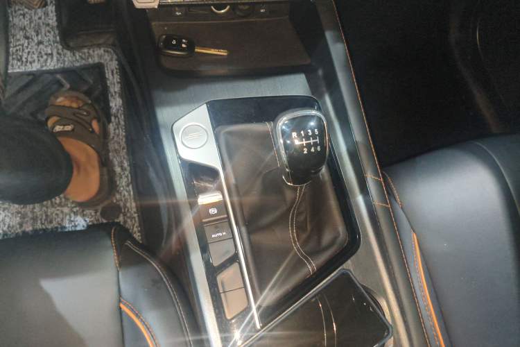 Used CHANGAN OSHAN X7 PLUS 2022 1.5T Manual Luxury Version Gear Lever