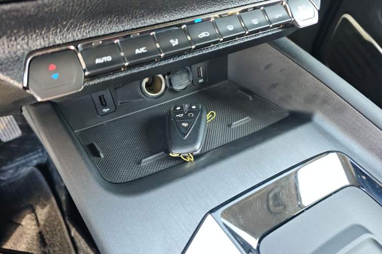 Used CHANGAN OSHAN X7 PLUS 2022 1.5T Blue Whale Edition Automatic Geeker Navigation Model Interior 1