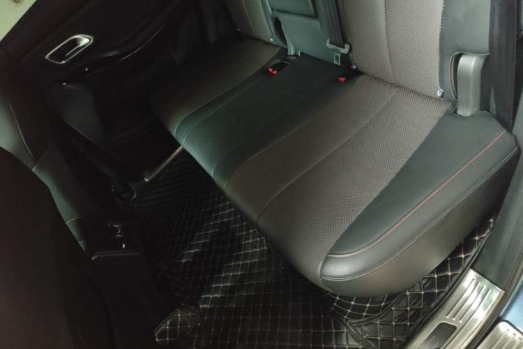 Used CHANGAN OSHAN X7 PLUS 2022 1.5T Blue Whale Edition Automatic Geeker Navigation Model Left Rear Seat