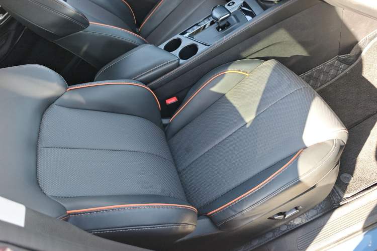Used CHANGAN OSHAN X7 PLUS 2022 1.5T Blue Whale Edition Automatic Geeker Navigation Model Right Front Seat