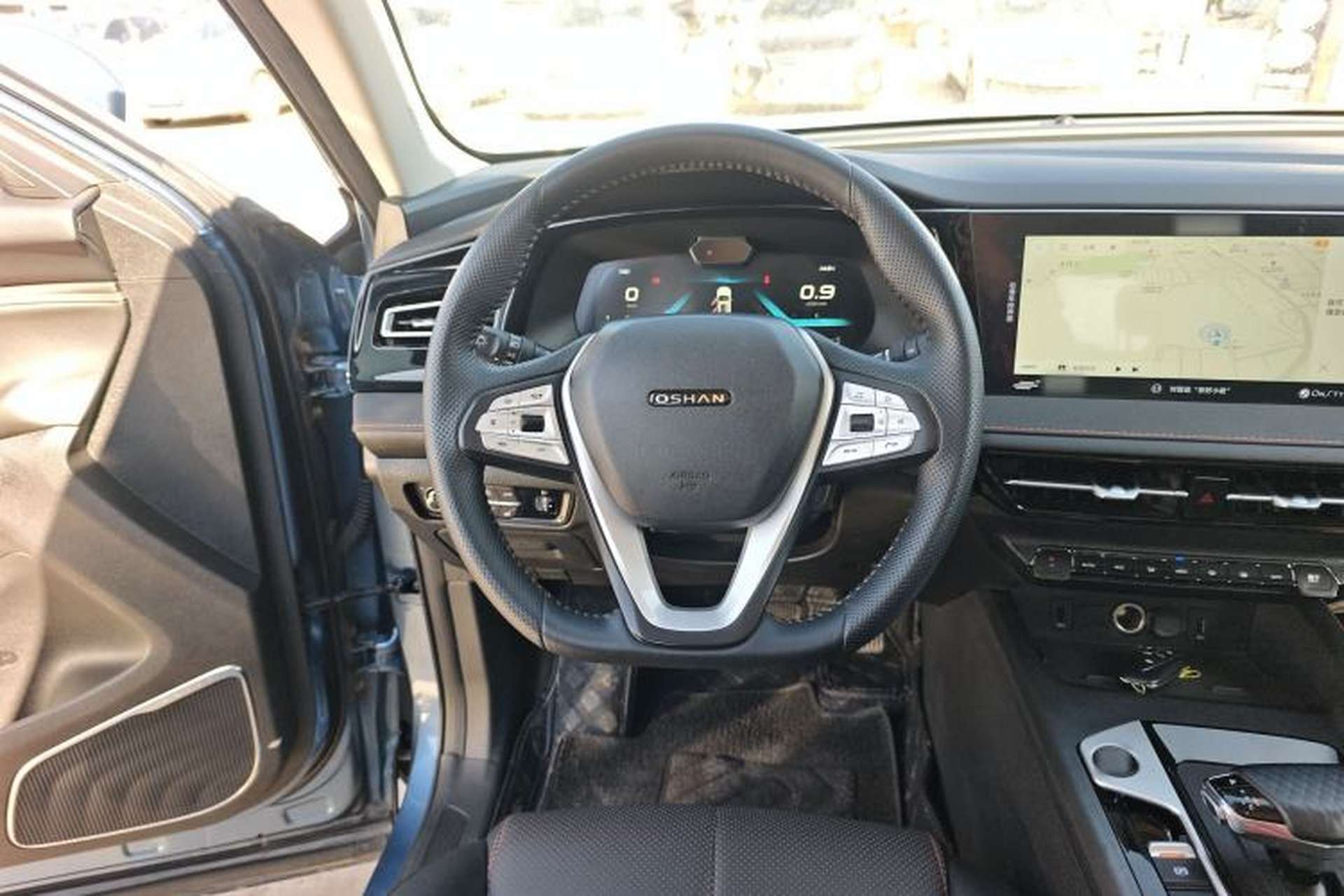 Used CHANGAN OSHAN X7 PLUS 2022 1.5T Blue Whale Edition Automatic Geeker Navigation Model Steering Wheel