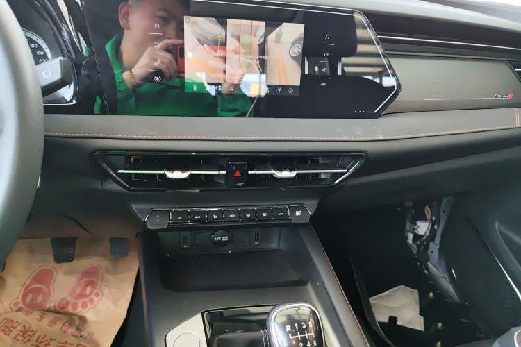 Used CHANGAN OSHAN X7 PLUS 2022 1.5T Manual Luxury Version Audio And AC Panel
