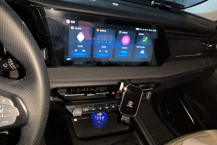Used CHANGAN OSHAN X7 PLUS 2022 1.5T Blue Whale Edition Automatic Prestige 7-Seater Audio And AC Panel