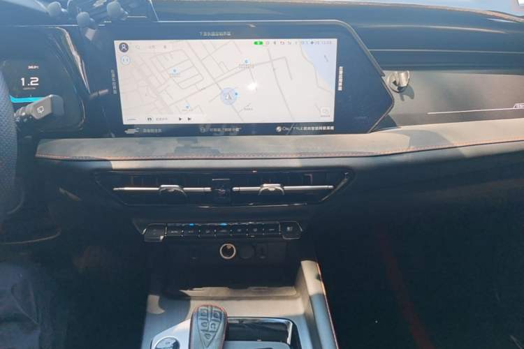Used CHANGAN OSHAN X7 PLUS 2022 1.5T Blue Whale Edition Automatic Geeker Navigation Model Audio And AC Panel