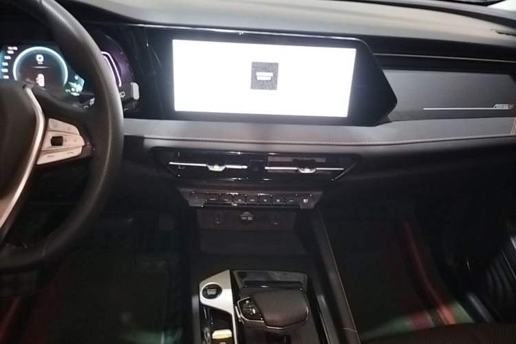 Used CHANGAN OSHAN X7 PLUS 2022 1.5T Blue Whale Edition Automatic ZhiZun Model Audio And AC Panel
