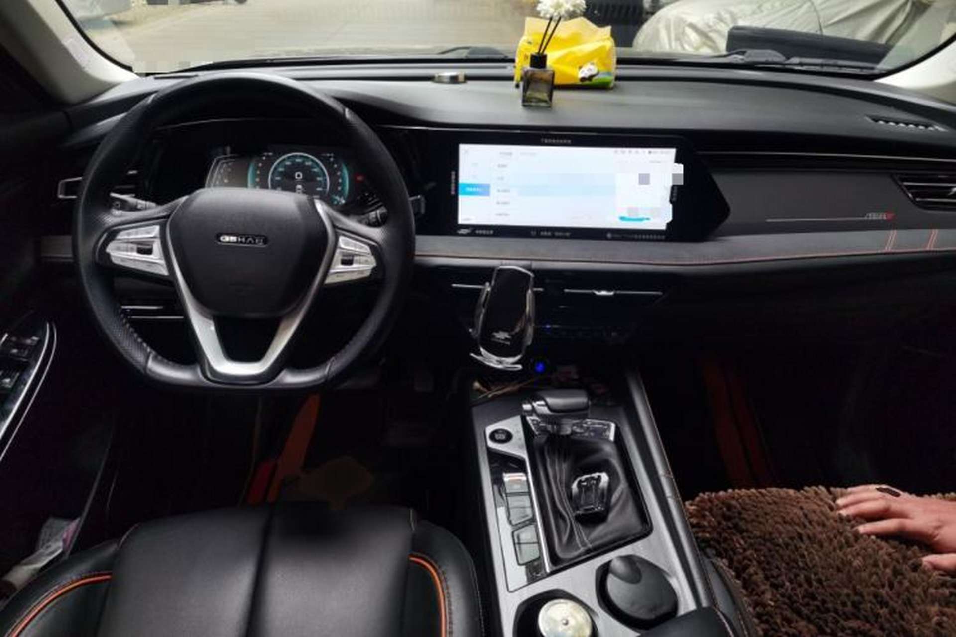 Used CHANGAN OSHAN X7 PLUS 2022 1.5T Blue Whale Edition Automatic Prestige 7-Seater Center Console