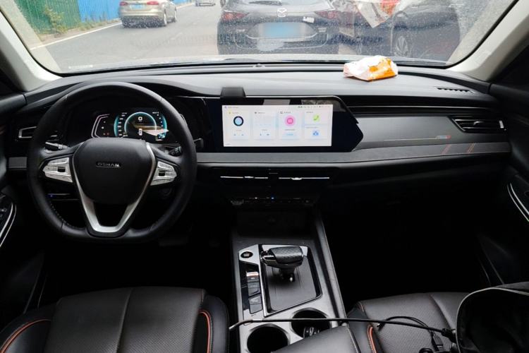 Used CHANGAN OSHAN X7 PLUS 2022 1.5T Blue Whale Edition Automatic ZhiZun Model Center Console