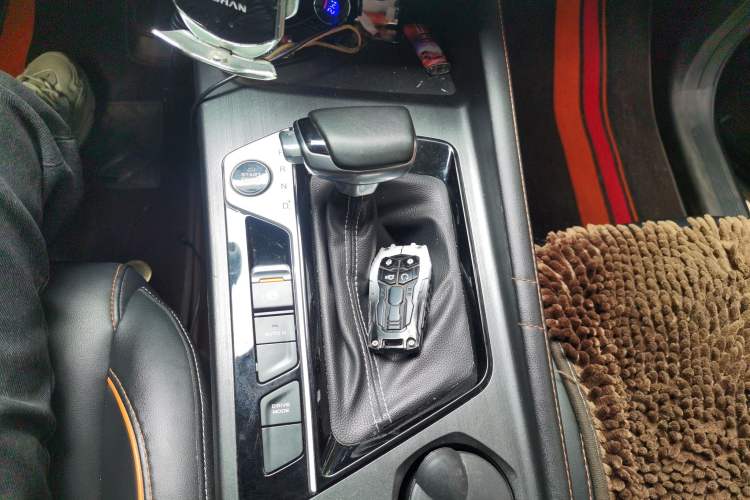 Used CHANGAN OSHAN X7 PLUS 2022 1.5T Blue Whale Edition Automatic Prestige 7-Seater Gear Lever