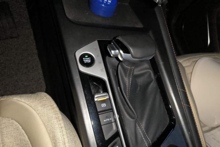 Used CHANGAN OSHAN X7 PLUS 2022 1.5T Blue Whale Edition Automatic Prestige 7-Seater Gear Lever