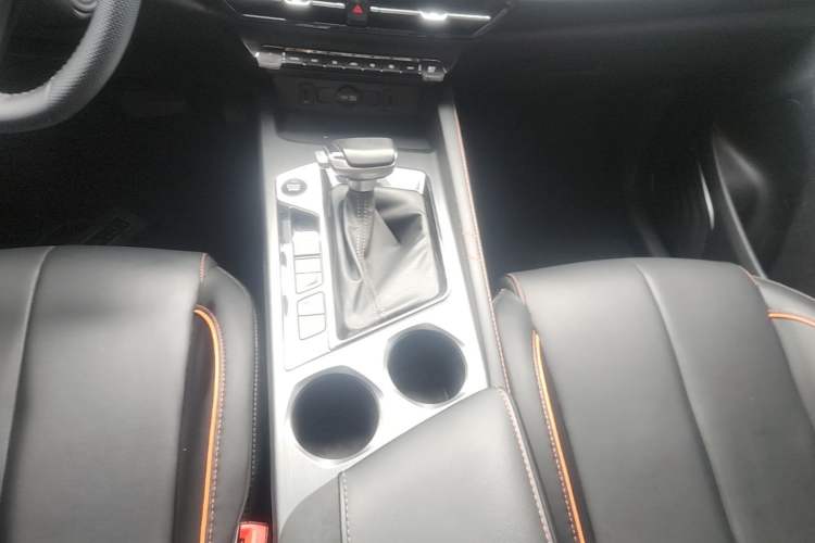 Used CHANGAN OSHAN X7 PLUS 2022 1.5T Blue Whale Edition Automatic Prestige 7-Seater Gear Lever