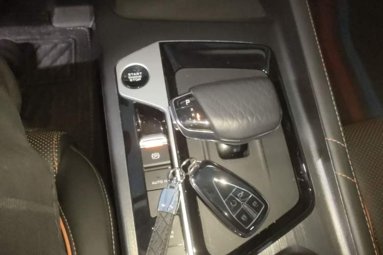 Used CHANGAN OSHAN X7 PLUS 2022 1.5T Blue Whale Edition Automatic ZhiZun Model Gear Lever
