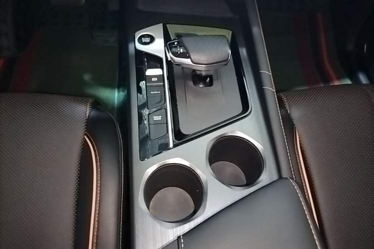 Used CHANGAN OSHAN X7 PLUS 2022 1.5T Blue Whale Edition Automatic ZhiZun Model Gear Lever