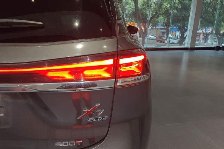 Used CHANGAN OSHAN X7 PLUS 2022 1.5T Blue Whale Edition Automatic Geeker Flagship Model Right Rear Taillight