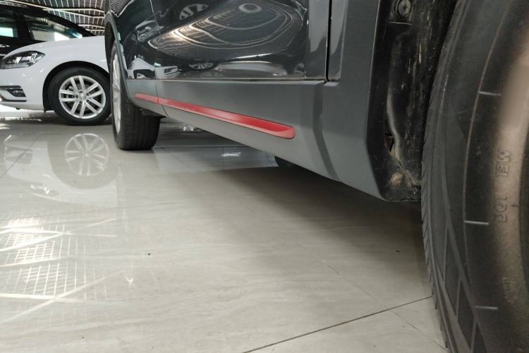 Used CHANGAN OSHAN X7 PLUS 2022 1.5T Blue Whale Edition Automatic Luxury Trim Right Side Sill