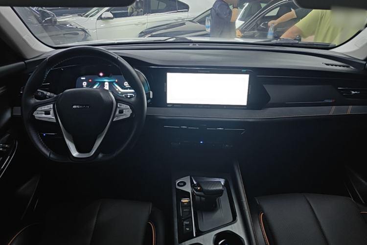 Used CHANGAN OSHAN X7 PLUS 2022 1.5T Blue Whale Edition Automatic Geeker Navigation Model Center Console