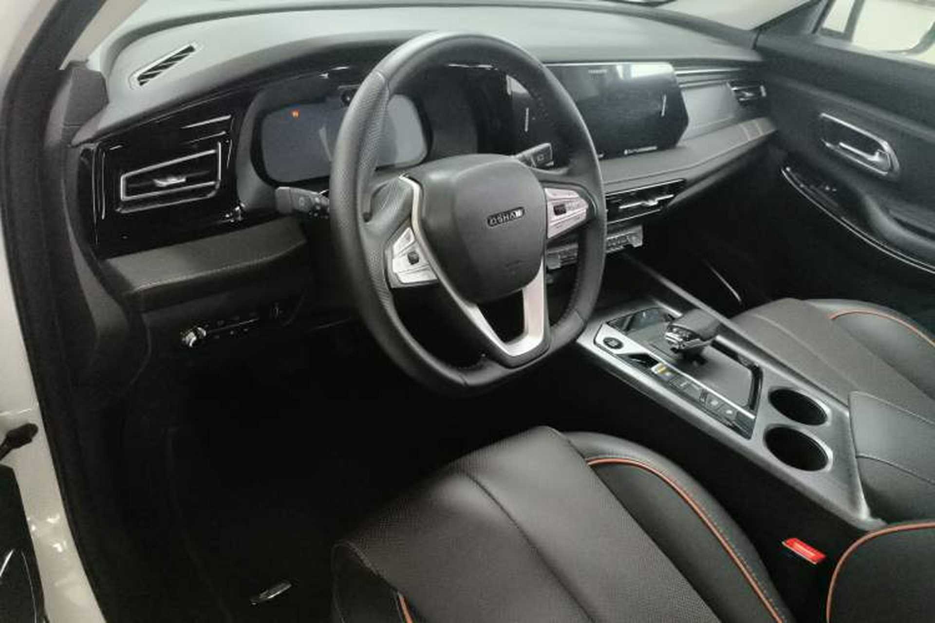 Used CHANGAN OSHAN X7 PLUS 2022 1.5T Blue Whale Edition Automatic Geeker Navigation Model Center Console
