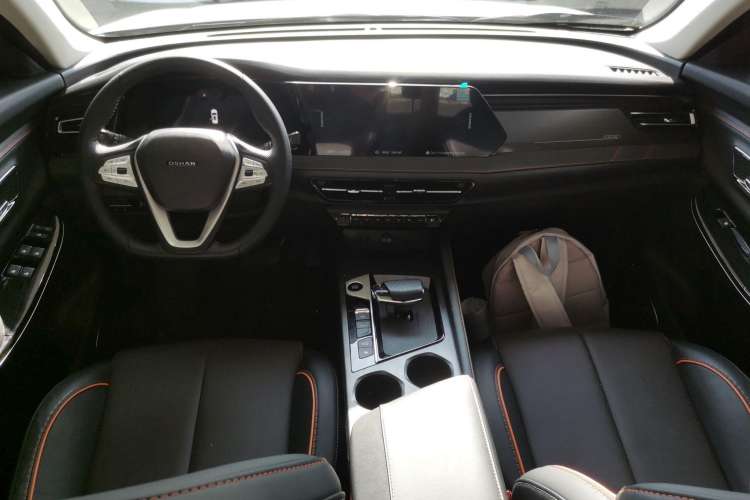 Used CHANGAN OSHAN X7 PLUS 2022 1.5T Blue Whale Edition Automatic Geeker Navigation Model Center Console