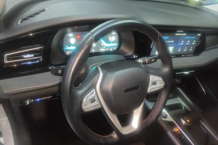 Used CHANGAN OSHAN X7 PLUS 2022 1.5T Blue Whale Edition Automatic Geeker Navigation Model Center Console