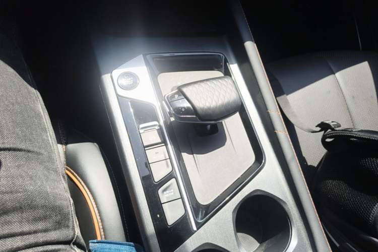 Used CHANGAN OSHAN X7 PLUS 2022 1.5T Blue Whale Edition Automatic ZhiZun Model Gear Lever