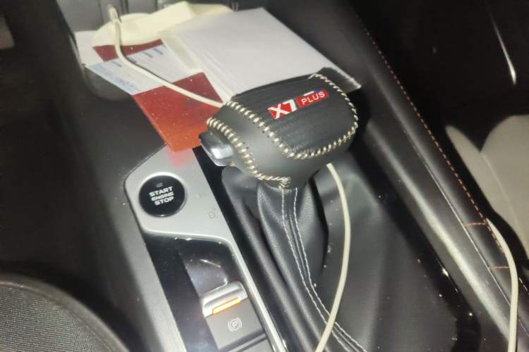 Used CHANGAN OSHAN X7 PLUS 2022 1.5T Blue Whale Edition Automatic Prestige 7-Seater Gear Lever