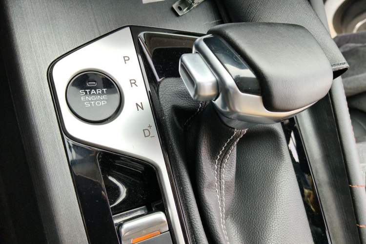 Used CHANGAN OSHAN X7 PLUS 2022 1.5T Blue Whale Edition Automatic Prestige Version Gear Lever