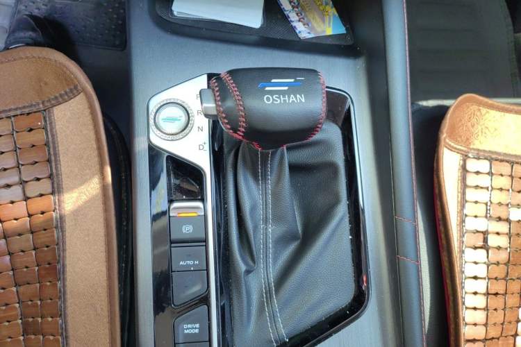 Used CHANGAN OSHAN X7 PLUS 2022 1.5T Blue Whale Edition Automatic Prestige 7-Seater Gear Lever