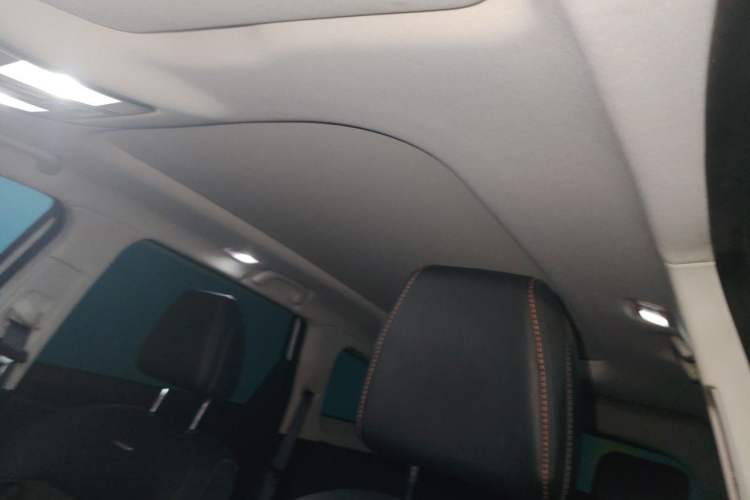Used CHANGAN OSHAN X7 PLUS 2022 1.5T Blue Whale Edition Automatic Geeker Navigation Model Headliner