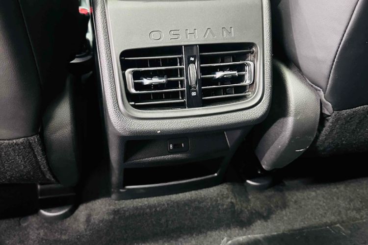 Used CHANGAN OSHAN X7 PLUS 2022 1.5T Blue Whale Edition Automatic Luxury Trim Interior 11