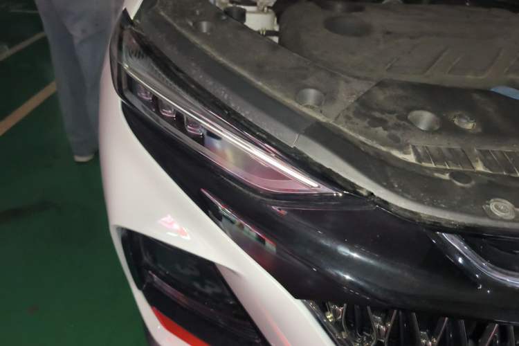 Used CHANGAN OSHAN X7 PLUS 2022 1.5T Blue Whale Edition Automatic Prestige Version Right Front Headlight
