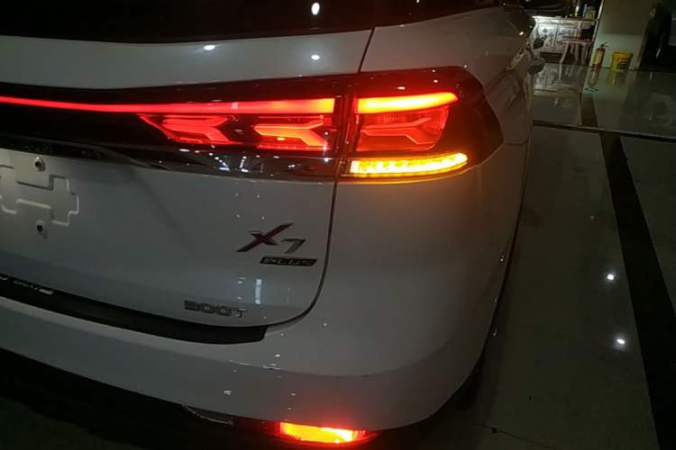 Used CHANGAN OSHAN X7 PLUS 2022 1.5T Blue Whale Edition Automatic Prestige Version Right Rear Taillight