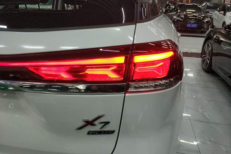 Used CHANGAN OSHAN X7 PLUS 2022 1.5T Blue Whale Edition Automatic Prestige Version Right Rear Taillight