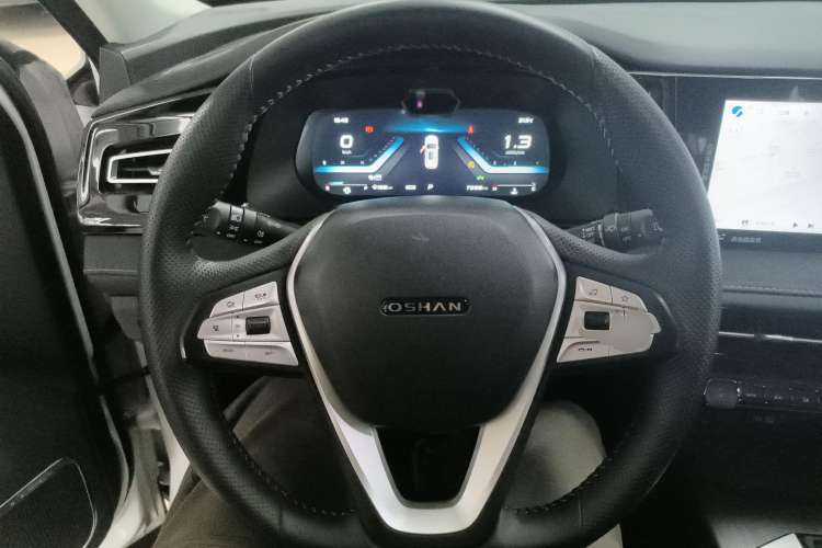 Used CHANGAN OSHAN X7 PLUS 2022 1.5T Blue Whale Edition Automatic Geeker Navigation Model Steering Wheel