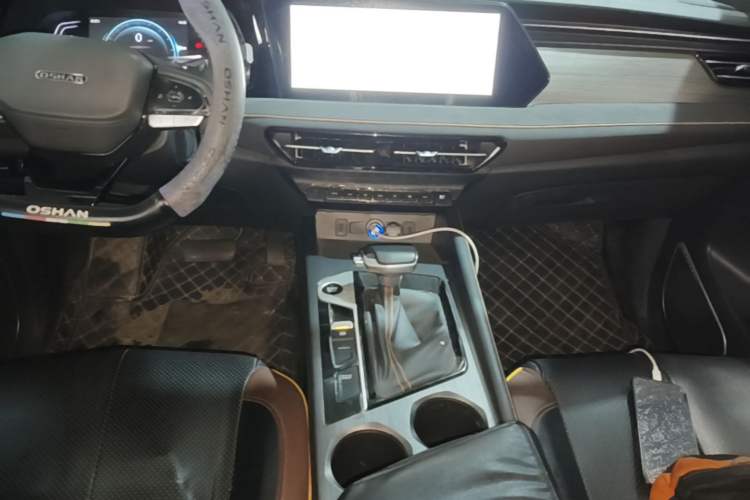 Used CHANGAN OSHAN X7 PLUS 2023 Enjoy Edition 1.5T Automatic Prestige 7-Seater Audio And AC Panel