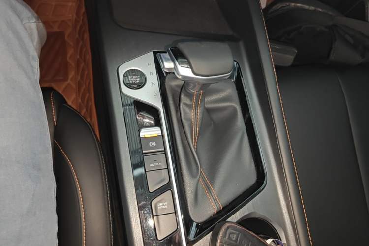 Used CHANGAN OSHAN X7 PLUS 2023 Enjoy Edition 1.5T Automatic Prestige 7-Seater Gear Lever
